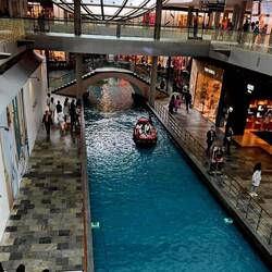 So eine süße Bootsfahrt durch ein Einkaufszentrum, was für uns 🤣