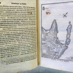 In seiner "Reisebeschreibung nach Arabien" widmet sich der Kartograf Carsten Niebuhr 1778 Muscat