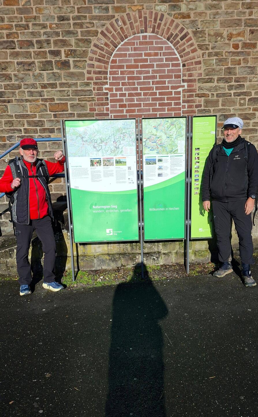 Start am Bahnhof in Herchen, der Schatten gehört dem fotografierenden Busfahrer !😁