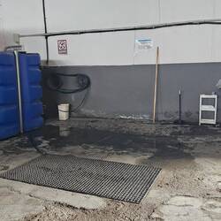 Die V+E ist direkt in der Halle. Wasser sollte man hier nicht auffüllen (kein Trinkwasser).