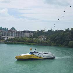 Direkt unter der Seilbahn nach Sentosa