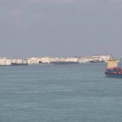 Der riesige Ölhafen auf einer Insel