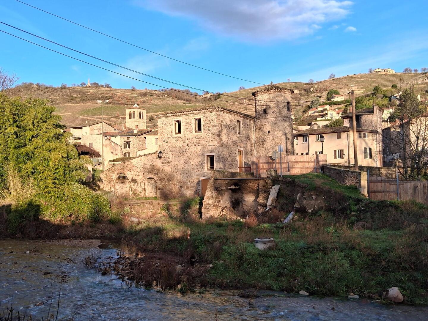 Chavanay. Die Brücke ist kaputt und man muss über einen Not-Steg