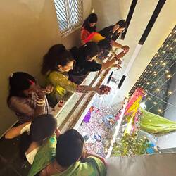 Showering the brides family with flower petals as they arrive 🌹