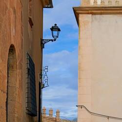 Rechts Kirche, links Bar