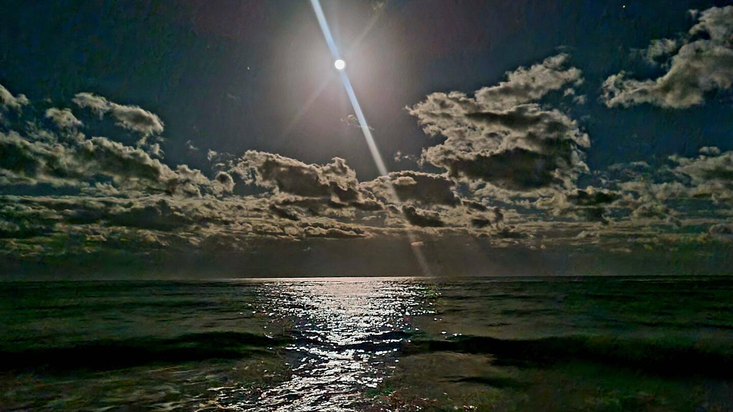 Auch der Vollmond kann manchmal wie die Sonne aussehen