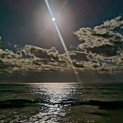 Auch der Vollmond kann manchmal wie die Sonne aussehen