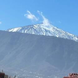 Blick auf den verschneiten Teide