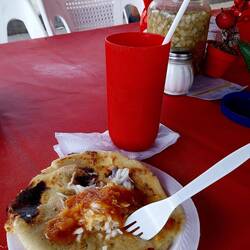 Pupusa mit Tamarindensaft