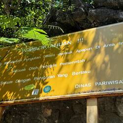 So many signs, but no sign AT the actual cave