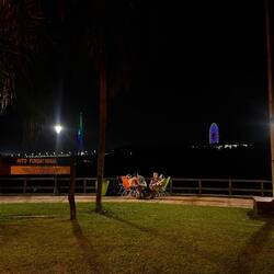 Hier bringen sich die Leute einfach ihre Klappstühle mit und genießen den Abend