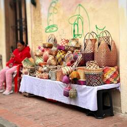 Viele Stände mit hübschen geflochtenen Körben & Sachen
