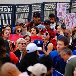 *** siehe Text: Petro no esta solo