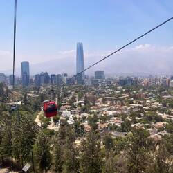 In der Seilbahn über der Stadt, mit Blick auf die Anden