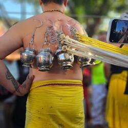 Und da das noch nicht reicht, zieht der Gläubige daran, dass sich die Haut noch ein wenig dehnt.