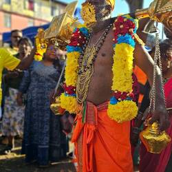 Und jetzt geht es in den Tempel Sri Muthu Mariamman rein.