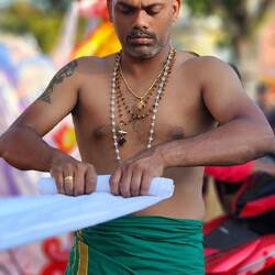 Lendenschurz wird zusammengerollt.