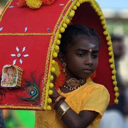 Kinder tanzen auch wie in Trance zum Rythmus der Trommeln.