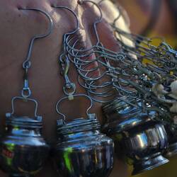 Auch schwerere Sachen werden angehangen. Alles direkt in die Haut rein. Blut? Fehlanzeige!