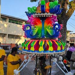Kavadi - ein physisches Opfergestell, das Gläubige tragen, um spirituelle Schulden auszugleichen.