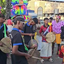 Alles findet am Parkplatz vor dem Tempel Sri Muthu Mariamman statt.