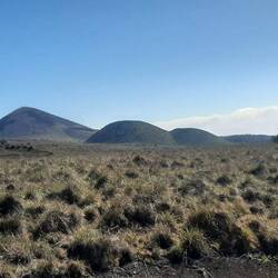 Au loin plusieurs volcans