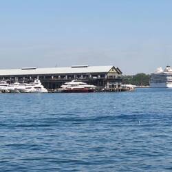 die kleinen Kreuzfahrer halten am White Bay Cruise Terminal, etwas weiter weg vom Zentrum