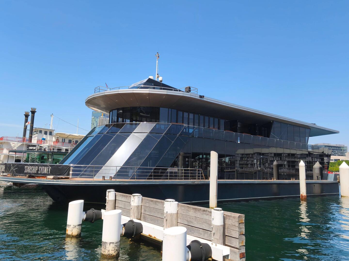 Exkursions-Schiff Starship Sydney an der Anlegestelle Darling Harbour