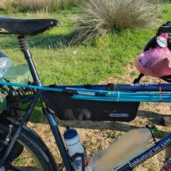 Die Zeltstange mit Hülse passt so nicht in den Packsack.