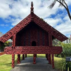 Ein Lagergebäude wunderschön geschnitzt