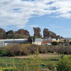 ...auf der anderen Seite bizarre Felsformationen