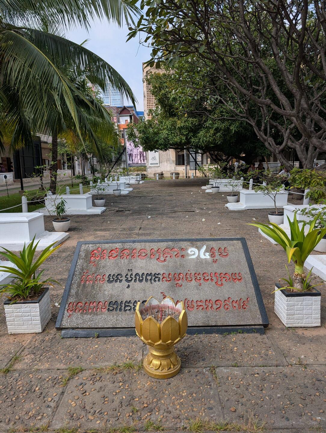 S21 - die Gräber der letzten 14 Opfer die bei der Befreiung gefunden wurden