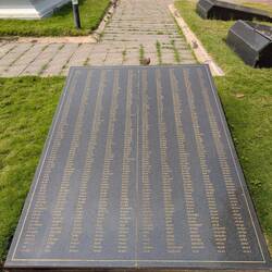 Viele Tafeln mit Namen der Opfer - 14.000 alleine hier