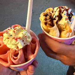 De bonnes glaces roulées faites sur l'instant