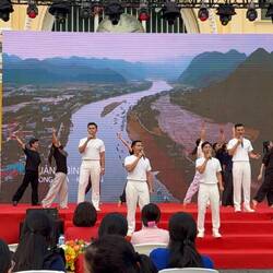 Un chouette concert pour fêter le communisme 😍
