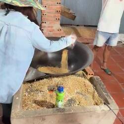 Fabrication du riz soufflé avec du sable du Mékong chauffé à 200 degrés