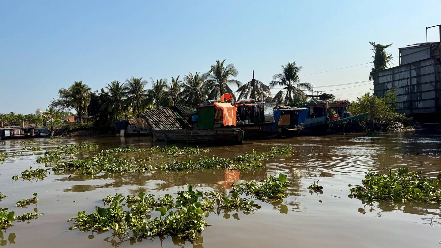 Sur la rivière en direction des factory de riz, ici un bateau servant à transporter le riz brut