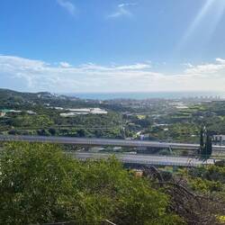 Man sieht , dass das Kloster auf einem Aussichtspunkt errichtet ist