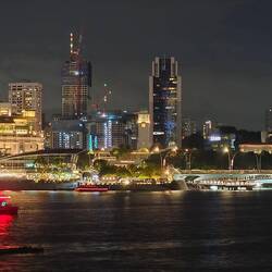 In der Mitte gegenüber der Merlion