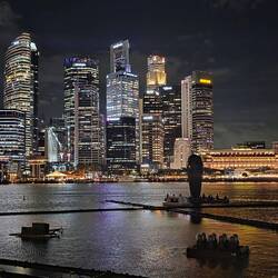 Man sieht schon die Anlagen für die Lichtshow