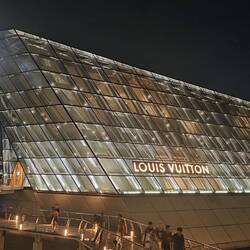 Neben uns der Louis Vuitton Pavillon