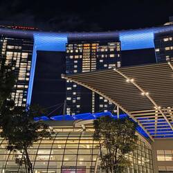 Hinter uns das Marina Bay Sands Hotel