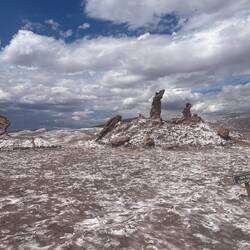 Tres Marias (v.r.n.l.) betend, Baby haltend, zerstört. Und links davon ist doch ein T-Rex Kopf??