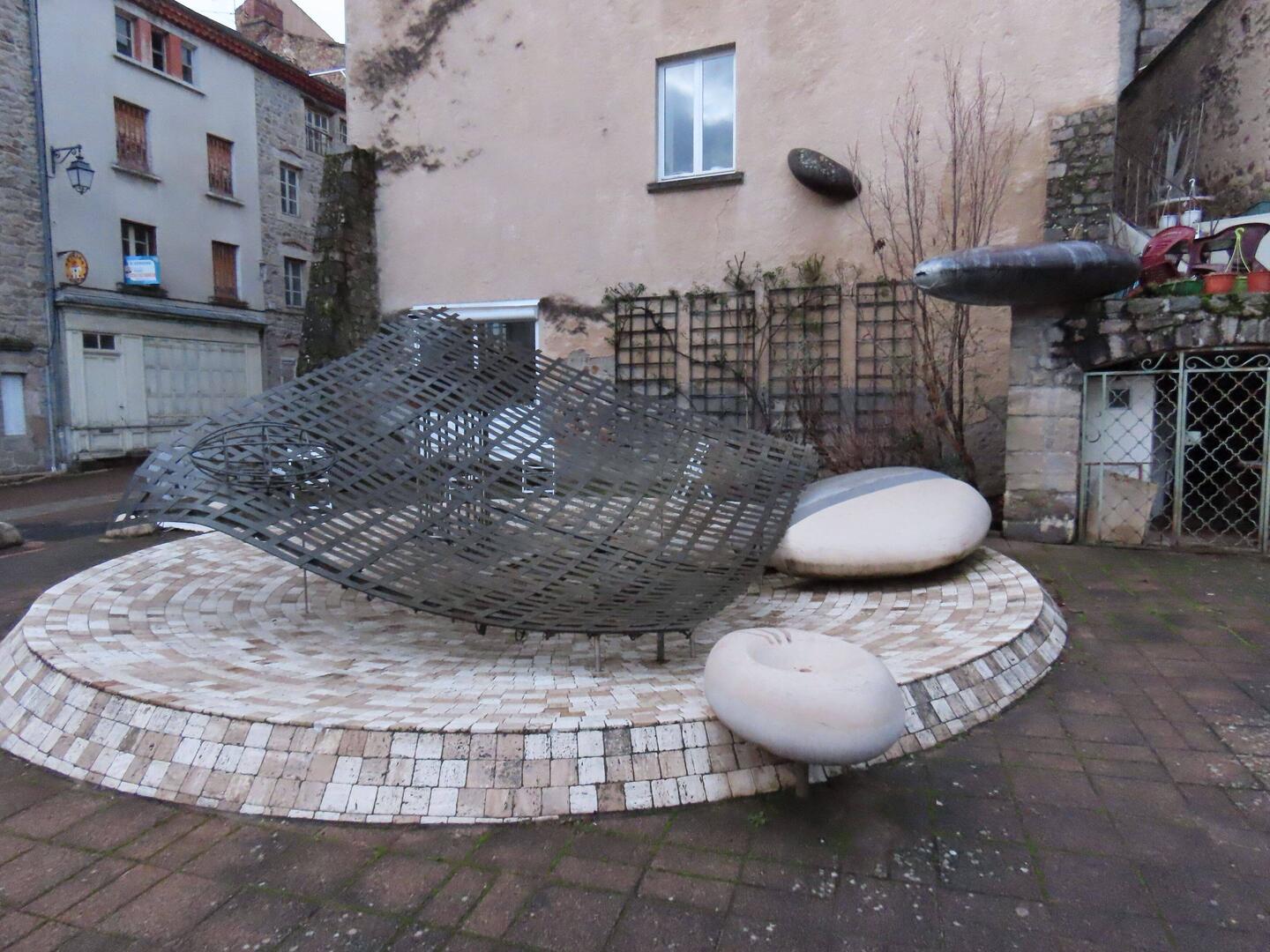 Espace aux 6 fontaines, jute à côté de l'auberge