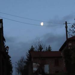 La lune se balance entre deux fils