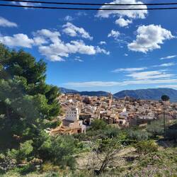 Von hier oben haben wir das Dorf im Blick.