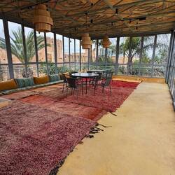 Was für ein schöner und simpler Raum auf der Dachterrasse, falls das Wetter mal nicht passt 💫