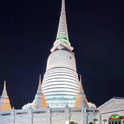 Wat Prayurawongsawat Worawihan und seine gewaltige Stupa