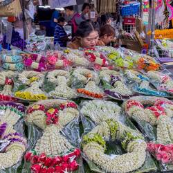 Frische Blumen sind wesentliche Opfergaben an buddhistischen Schreinen
