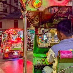 Tuk Tuks bei Nacht - ein Fest fürs Auge 😃
